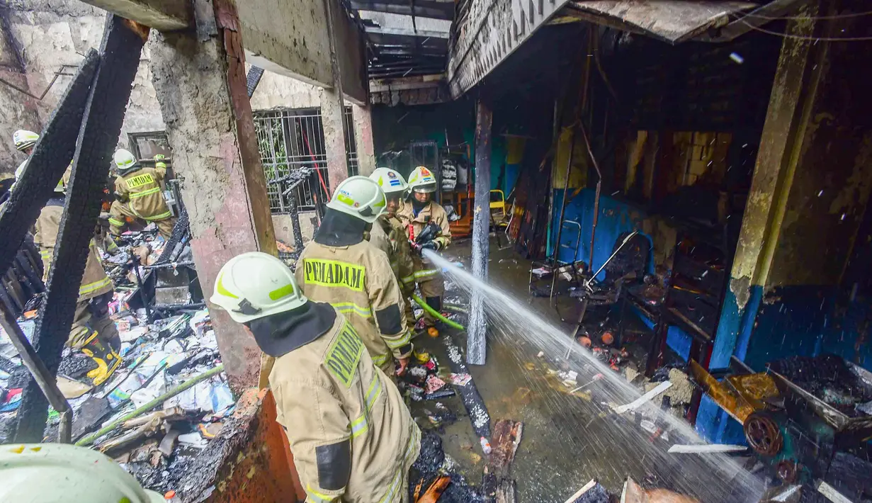 Petugas pemadam kebakaran melakukan pendinginan ruang gudang yang terbakar di SDN Srengseng sawah 04, Jakarta Selatan, kamis, 06 Agustus 2026. (KLY/ Arie Basuki)