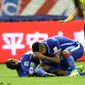 Demba Ba saat dibantu rekannya saat kesakitan usai kakinya patah akibat hantaman di kaki kirinya oleh bek Shanghai SIPG, Sun Xiang di laga derby melawan Shanghai SIPG di Liga Super China, (17/7).  (PHOTO/STR/Cina OUT)