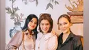 Penampilannya stylish dan tetap awet muda, tak sedikit warganet yang menyebut jika Titi Kamal, Carissa Puteri dan Cathy Sharon masih terlihat bak anak kuliahan. Lama tidak main film, banyak penggemar yang mengaku rindu dengan ketiganya. Namanya tetap bersinar meski ada banyak pendatang baru yang hiasi layar kaca dan layar lebar, tiga mama muda hits ini disebut idola sepanjang masa. (Liputan6.com/IG/@titi_kamall)