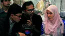 Koordinator KontraS Harry Azhar (tengah) berbincang dengan Nurul Izzah Anwar (kanan) , putri pemimpin oposisi Anwar Ibrahim di kantor KontraS, Jakarta, Sabtu (4/4/2015). (Liputan6.com/Yoppy Renato)   