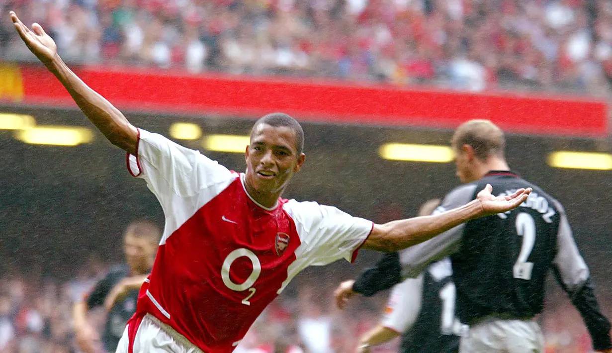 Gilberto Silva. Gelandang Brasil yang kini berusia 45 tahun yang telah pensiun pada Desember 2015 bersama Atletico Mineiro ini pernah berseragam Arsenal selama 6 musim mulai 2002/2003 hingga 2007/2008. Ia didatangkan Arsenal dari Atletico Mineiro dengan nilai transfer 9 juta euro. Ia langsung mencetak 1 gol pada laga debutnya saat Arsenal mengalahkan Liverpool dengan skor 1-0 di laga Community Shield 2002 (11/8/2002). Bersama The Gunners ia total tampil dalam 243 laga di semua ajang dengan torehan 24 gol dan 13 assist. (AFP/Odd Andersen)