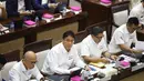 Menteri Keuangan Purbaya Yudhi Sadewa juga mengatakan bahwa pemerintah sudah menyiapkan berbagai skenario untuk meredam dampak kenaikan harga minyak dunia. Tampak dalam foto, Menteri Keuangan Purbaya Yudhi Sadewa (kedua kiri) saat rapat kerja bersama Komisi XI DPR di Kompleks Parlemen, Senayan, Jakarta, Senin (6/4/2026). (merdeka.com/Arie Basuki)