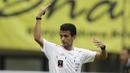 Wasit Thoriq Alkatiri saat memimpin pertandingan Bhayangkara FC melawan Semen Padang pada laga Piala Presiden 2019 di Stadion Patriot, Jawa Barat, Minggu (3/3). Thoriq adalah salah satu wasit Indonesia yang berlisensi FIFA. (Bola.com/M Iqbal Ichsan)