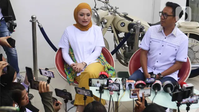 Tampilan Nathalie Holscher dalam Balutan Kerudung Kuning