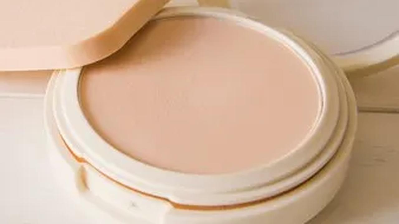 Cushion dapat mengandung bahan-bahan pelembap dan bahkan SPF yang melindungi kulit dari sinar matahari.