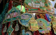 FOTO: Penjualan Ornamen Islami di Pasar Asemka Mulai Meningkat Jelang Lebaran
