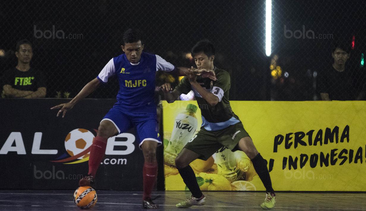 Suasana laga Adira FC melawan Merah Jaya Bekasi pada Grand Final Super Soccer Futsal Battle 2017 di Bintaro Xchange, Tangerang, Minggu (22/10/2017). Adira FC menang adu penalti atas Merah Jaya Bekasi. (Bola.com/Vitalis Yogi Trisna)