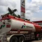 Mobil pengisi bahan bakar minyak (BBM) memasuki Depo Pertamina Plumpang, Jakarta Utara, Selasa (1/11). Meski ada aksi mogok kerja Awak Mobil Tangki (AMT), di lokasi masih ada mobil-mobil tangki milik Pertamina yang beroperasi. (Liputan6.com/Faizal Fanani)