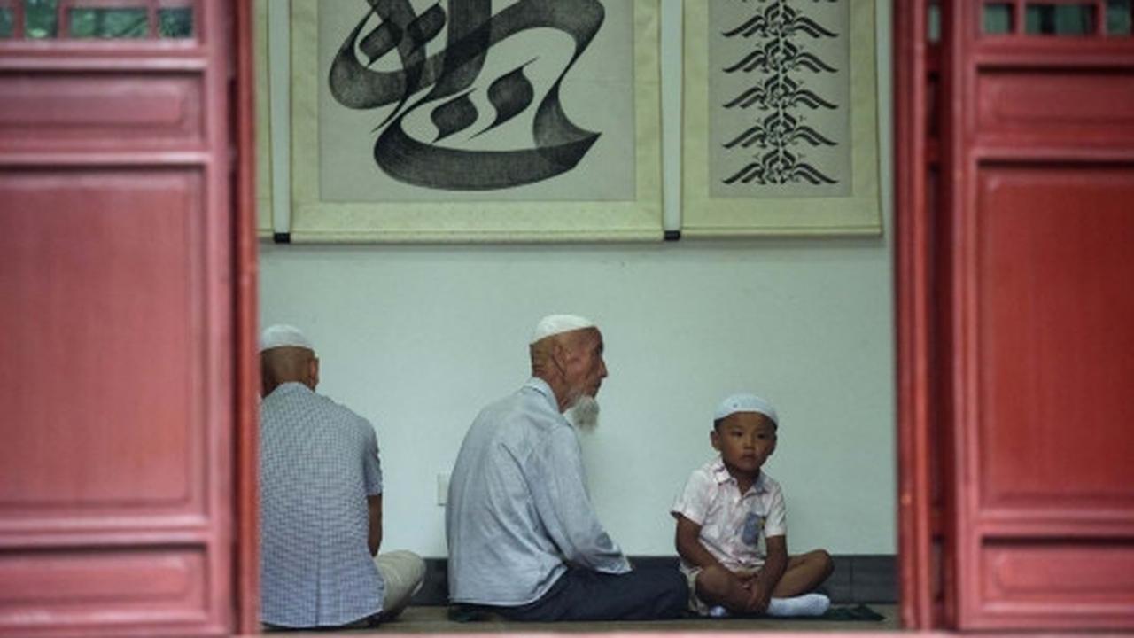 Kekhusyukan muslim minoritas China Salat Id di masjid mirip kuil