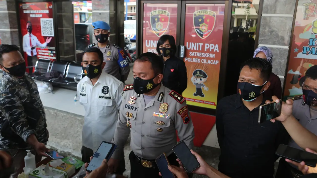 Kapolres Cilacap, AKBP Derry Agung Wijaya menjelaskan pengungkapan kasus bullying dan penganiayaan anak yang dilakukan oleh lima siswi. (Foto: Liputan6.com/Humas Polres Cilacap)
