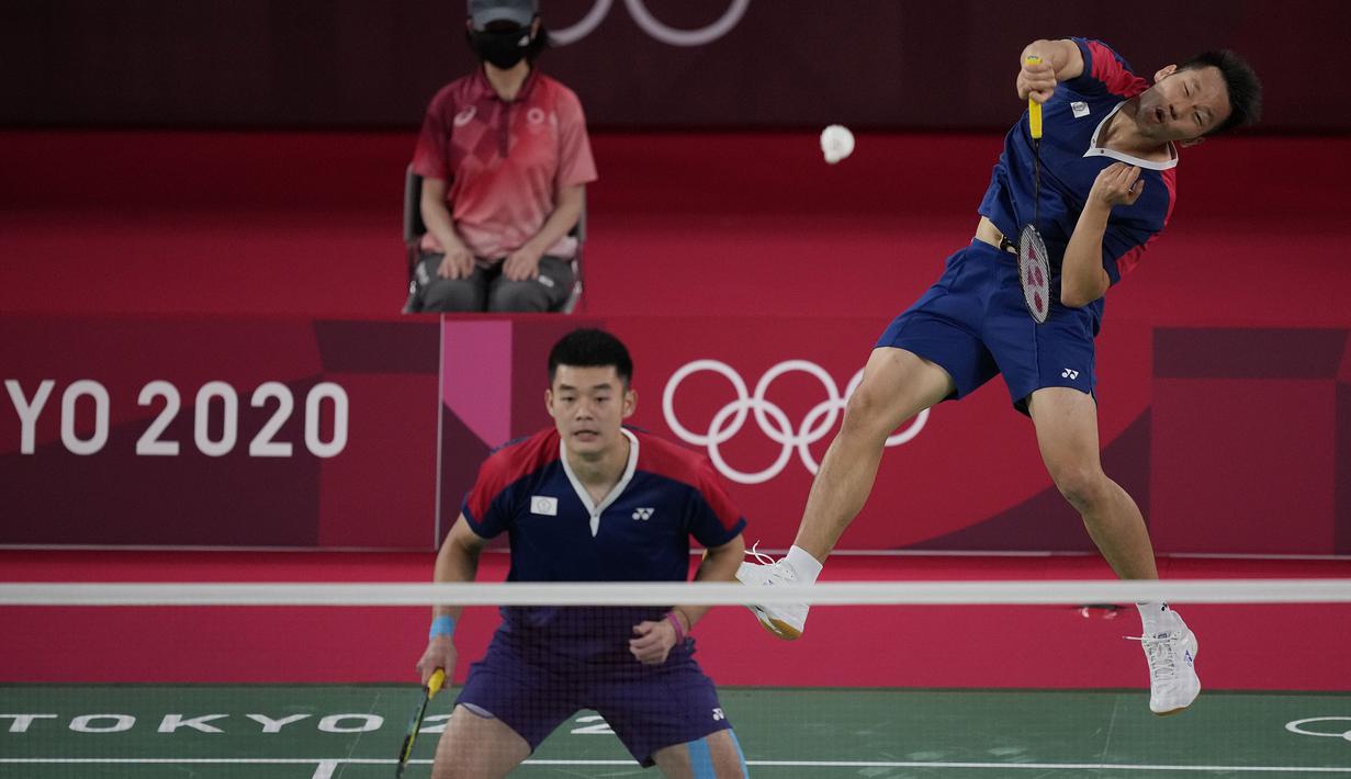 Permainan dikuasai Lee/Wang. Tempo cepat yang mereka peragakan tak mampu diimbangi oleh pasangan Indonesia. Smash keras menghujam ke sudut kanan dari pasangan Chinese Taipei mengakhiri gim pertama dengan skor 21-11. (Foto: AP/Dita Alangkara)