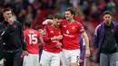 Hingga laga bubar, skor tak berubah, dan MU pun berhasil meraih kemenangan. Tambahan tiga poin juga memastikan Setan Merah sebuah tiket Liga Champions. (AP Photo/Dave Thompson)