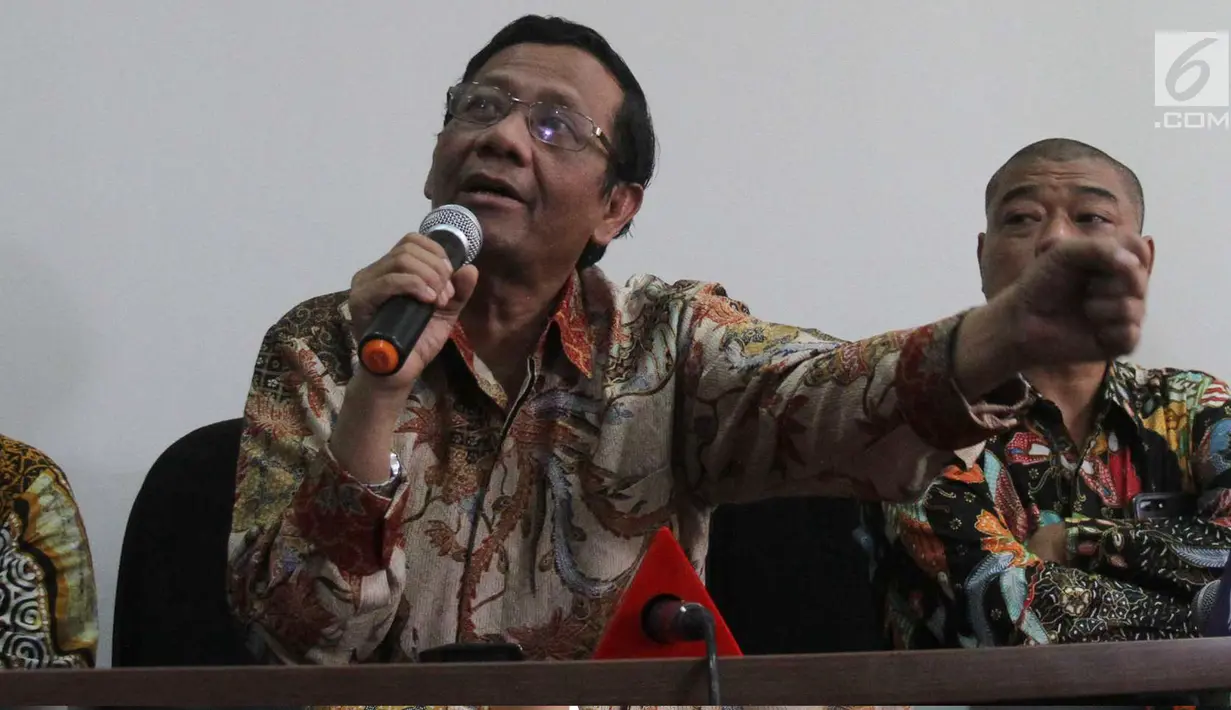Anggota Dewan BPIP Mahfud MD memberikan keterangan kepada sejumlah media di Jakarta, Kamis (31/5).  Mahfud menilai pendapatan anggota BPIP juga lebih kecil dibanding dengan Kepala Lembaga Negara dan Menteri. (Liputan6.com/Angga Yuniar)