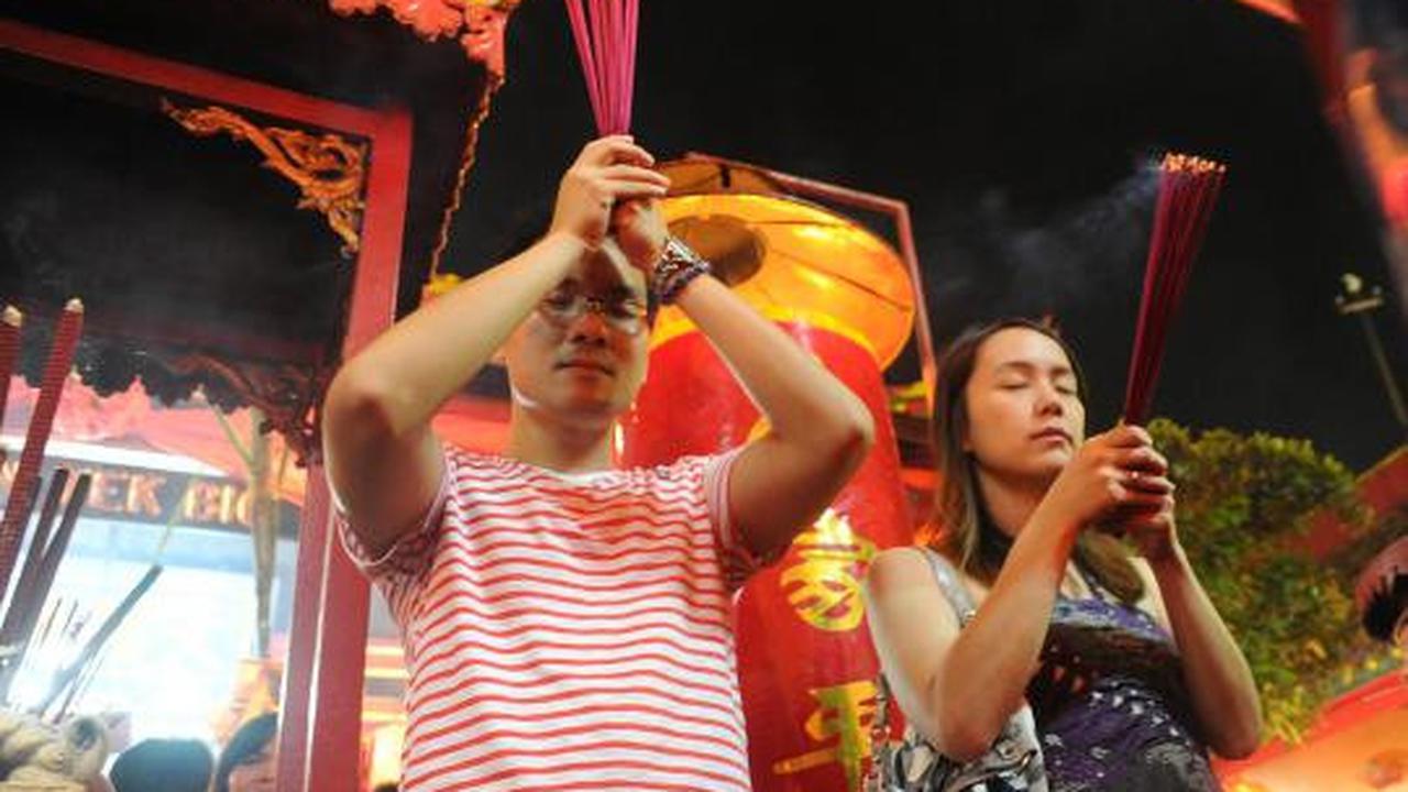 Malam Imlek, warga Tionghoa penuhi Klenteng Boen Tek Bio