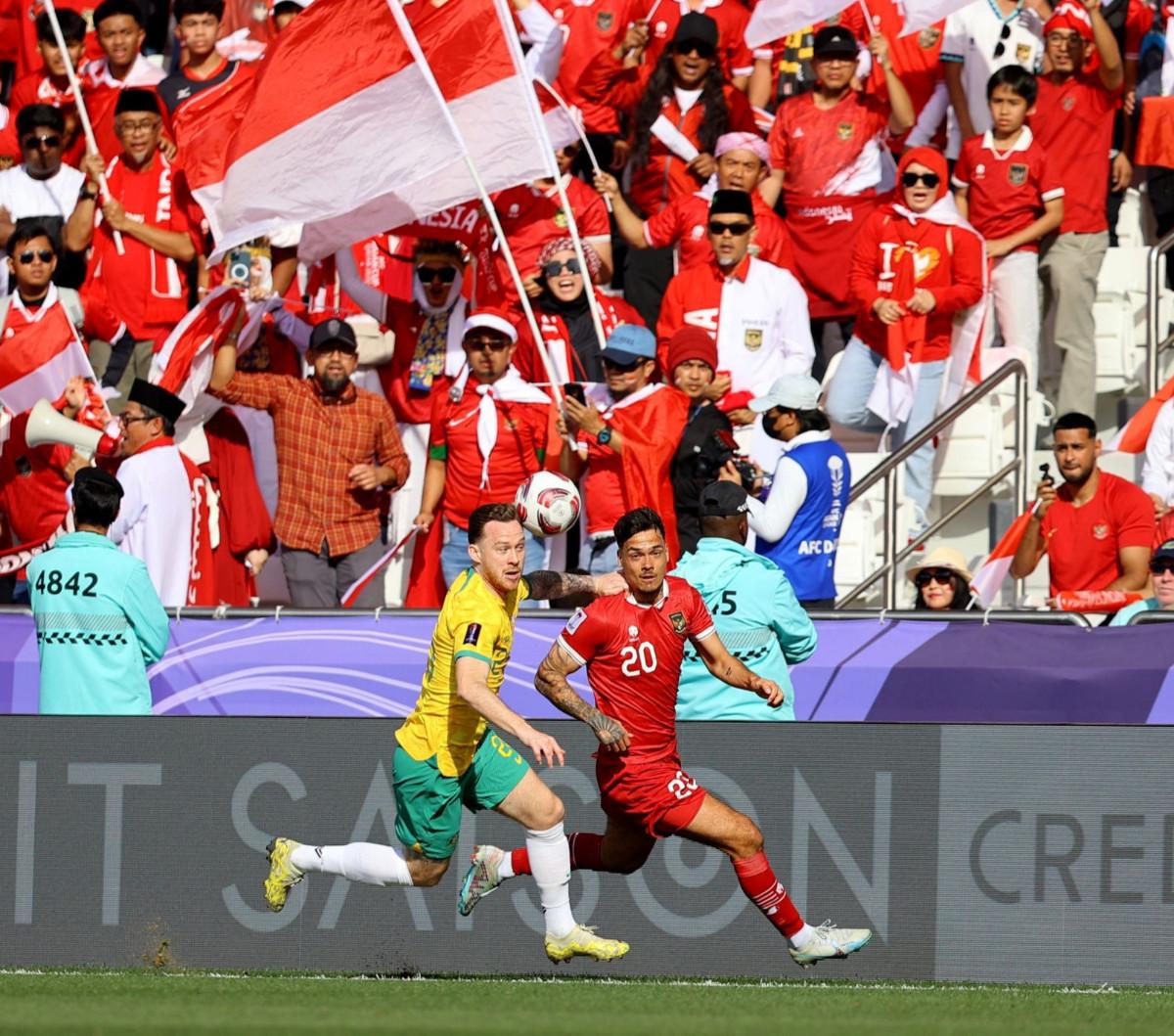 Tim Garuda sempat bermain dengan dominasi penguasaan bola pada 10 menit pertama, Namun akibat gol bunuh diri Elkan Baggot pada menit ke-12 membuat Australia berhasil memimpin.<br>(Foto&nbsp;REUTERS / Ibraheem Al Omari)