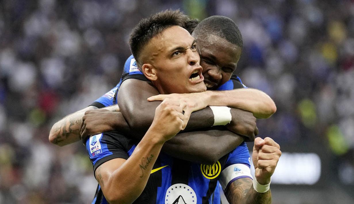 Pemain Inter Milan, Lautaro Martinez bersama Marcus Thuram, melakukan selebrasi setelah mencetak gol ke gawang Fiorentina pada laga Liga Italia pekan ketiga Serie A 2023/2024 di Stadion Giuseppe Meazza, Minggu (03/09/2023). Inter Milan menang dengan skor 4-0. (AP Photo/Antonio Calanni)