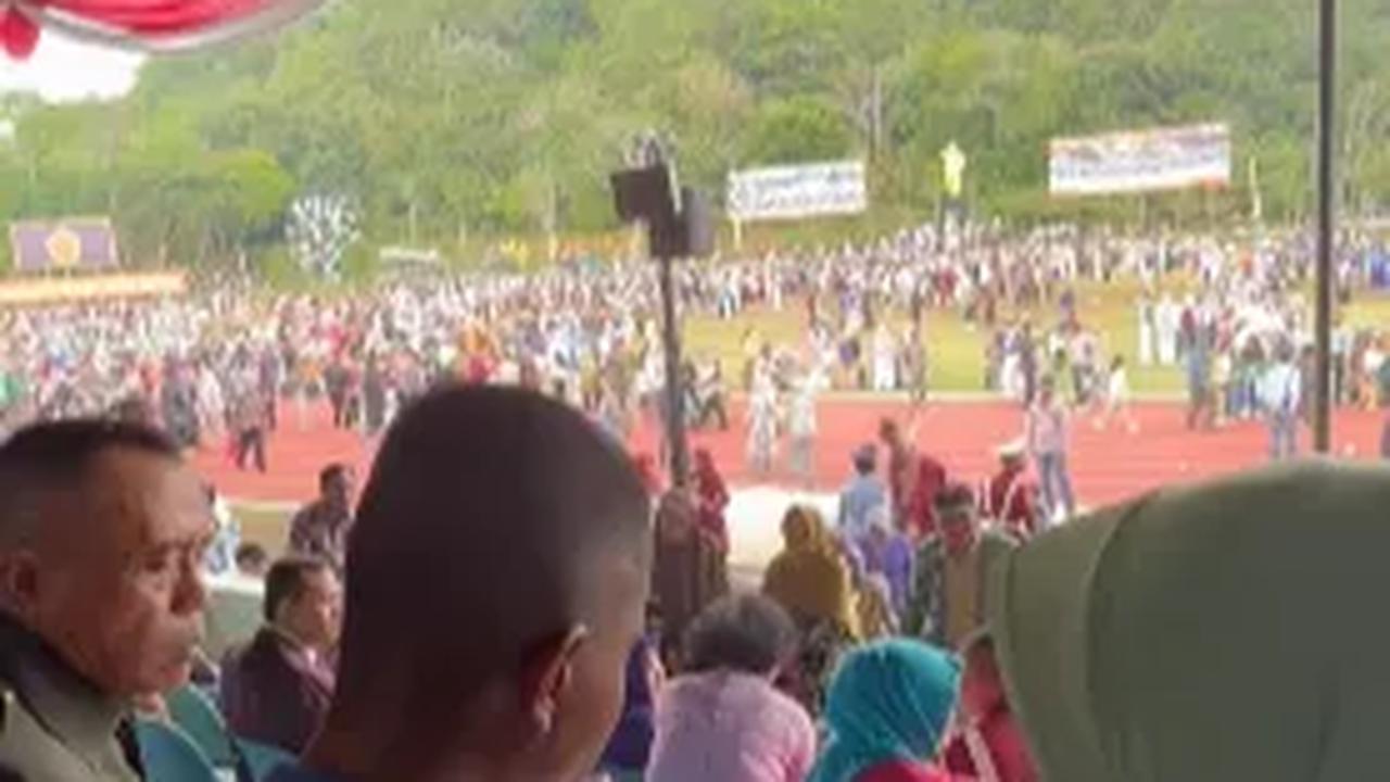 Ayahnya TNI, Momen Taruna Akmil Disuapi Makan oleh Sang Ibu Usai Wisuda Jadi Perhatian