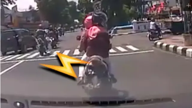 Mungkin iniah jawaban dari pertanyaan banyak orang-orang soal emak-emak yang kasih sein kanan, tapi belok ke kiri. (Foto: YouTube.com)