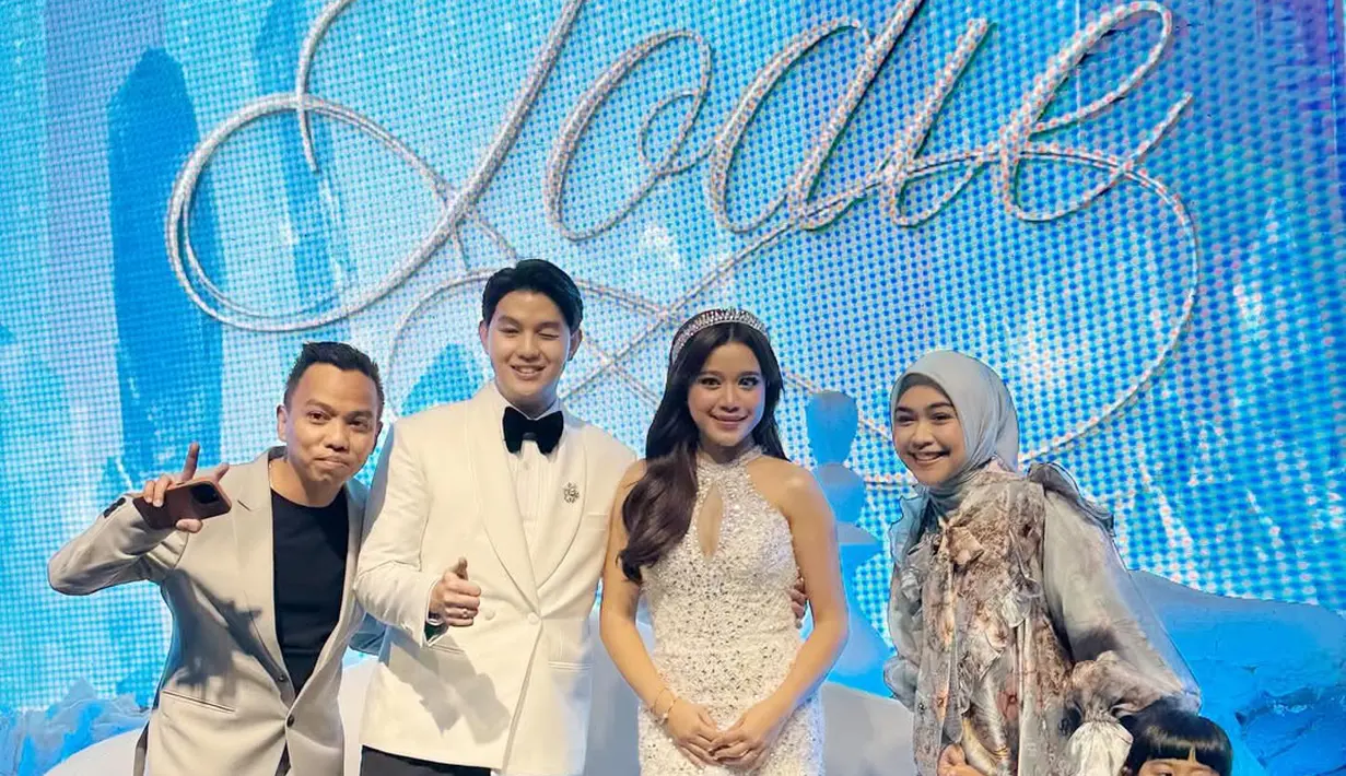 Ria Ricis datang bersama sang putri, Moana, menciptakan momen ibu-anak yang mencuri perhatian. Ricis tampil anggun dengan gamis panjang berpotongan lurus berbahan armani silk yang penuh motif. [@aanstory].