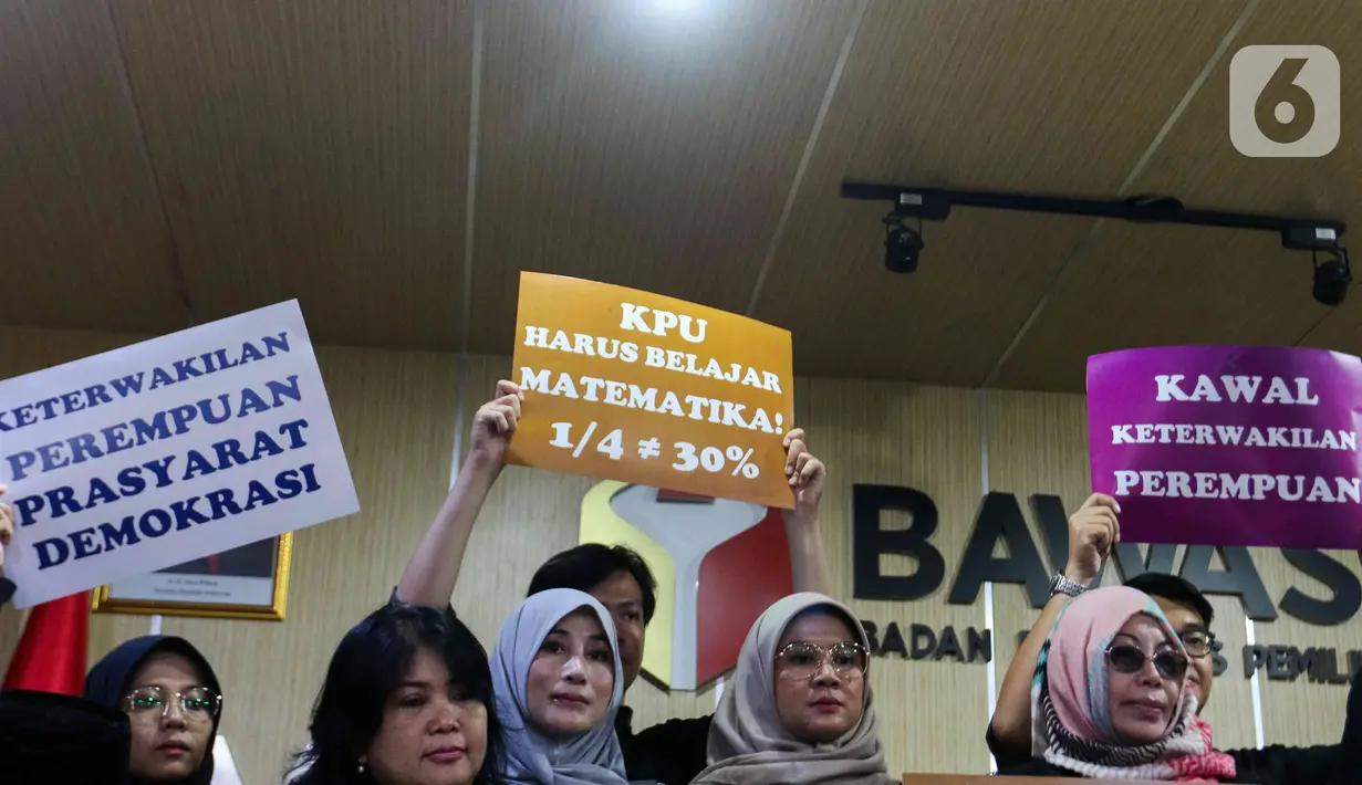 Peserta aksi menganggap pasal tersebut bermasalah karena dapat mematikan upaya peningkatan keterwakilan perempuan dan pencalonan DPR serta DPRD. (Liputan6.com/Herman Zakharia)