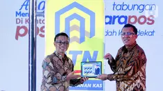 Direktur Utama PT Bank Tabungan Negara Haru Koesmahargyo (kanan) dan Direktur Utama PT Pos Indonesia Faizal R. Djoemadi menunjukkan papan tanda layanan e'BataraPos di Kantor Pos, Rabu (30/06/2021). Bank BTN dan Pos Indonesia bergandengan tangan meluncurkan e’BataraPos. (Liputan6.com/HO/BTN)