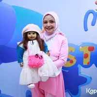 Ria Enes sangat populer tahun 1990-an. Pemilik nama asli Wiwiek Suryaningsih itu dikenal dengan boneka Susan. Wanita berusia 55 tahun itu mengaku boneka tersebut sudah ada sejak ia meluncurkan album pertama kalinya berjudul Si Kodok. [Foto: KapanLagi.com/Bayu Herdianto]