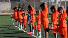 Anak-anak Palestina yang diamputasi melakukan pemanasan dalam sesi pelatihan sepak bola, yang diatur oleh Komite Palang Merah Internasional (ICRC) setelah pembatasan penyakit coronavirus (COVID-19) mereda, di Deir al-Balah di Jalur Gaza tengah (14/7/2020). (AFP/Mahmud Hams)