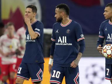 Kembali tampil tanpa Lionel Messi, PSG gagal meraih 3 angka usai ditahan imbang RB Leipzig 2-2 dalam laga matchday ke-4 Grup A Liga Champions 2021/2022, Rabu (3/11/2021). Kemenangan PSG buyar usai Leipzig menyamakan skor 2-2 via eksekusi penalti saat injury time. (AP/Michael Sohn)