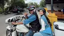 Dibonceng oleh ayahnya, ia terlihat menawan dengan busana denim dan makeup simpel. Naik moge dengan warna putih, pemeran Monaga dalam film Naga Naga Naga ini terlihat semakin menawan. Banyak para penggemar pun yang memuji penampilannya tersebut saat bersama keluarga menikmati Sunmori di Banda Aceh. (Liputan6.com/IG/@bebytsabina)