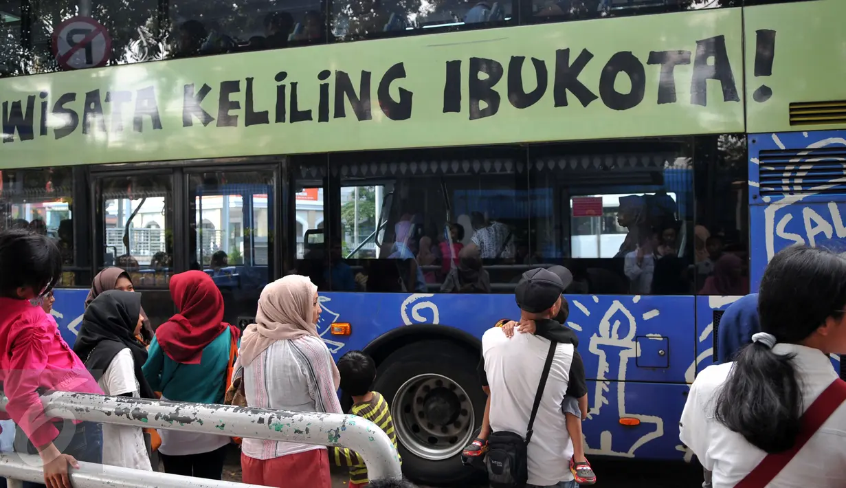 Warga saat hendak menaiki Bus City Tour di halte Masjid Istiqlal untuk berkeliling Jakarta untuk memanfaatkan libur Natal, Jakarta, Sabtu (26/12/2015). (Liputan6.com/Yoppy Renato)