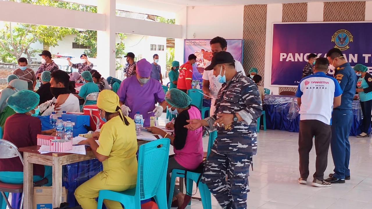 Program Vaksinasi Masyarakat Maritim, yang di gagas oleh TNI AL, digelar Pangkalan Angkatan Laut (Lanal) Maumere, Kabupaten Sikka,NTT. (Liputan6.com/Dionisius Wilibardus)