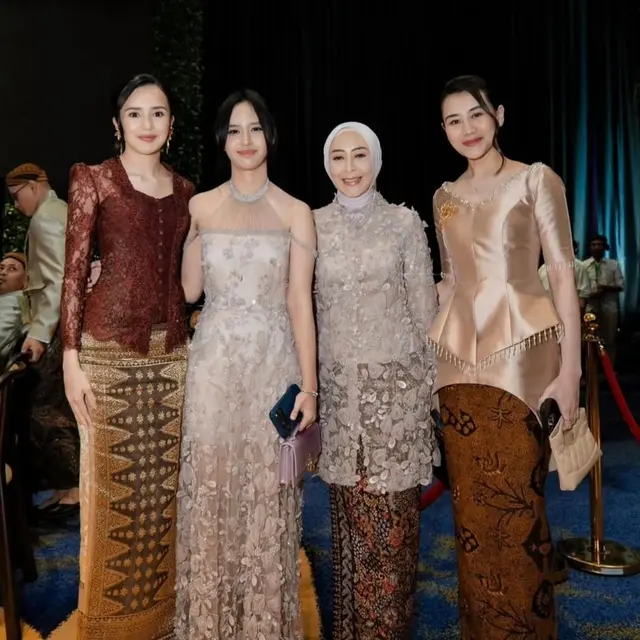 Aaliyah Massaid Tampil Elegan dalam Balutan Kebaya Emas, Bak Bangsawan Jawa Modern