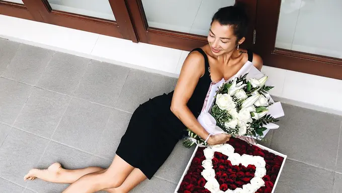 [Bintang] Tunjukkan Body Goals, Intip Tampilan Jennifer Bachdim dengan Gaya Dressy yang Seksi