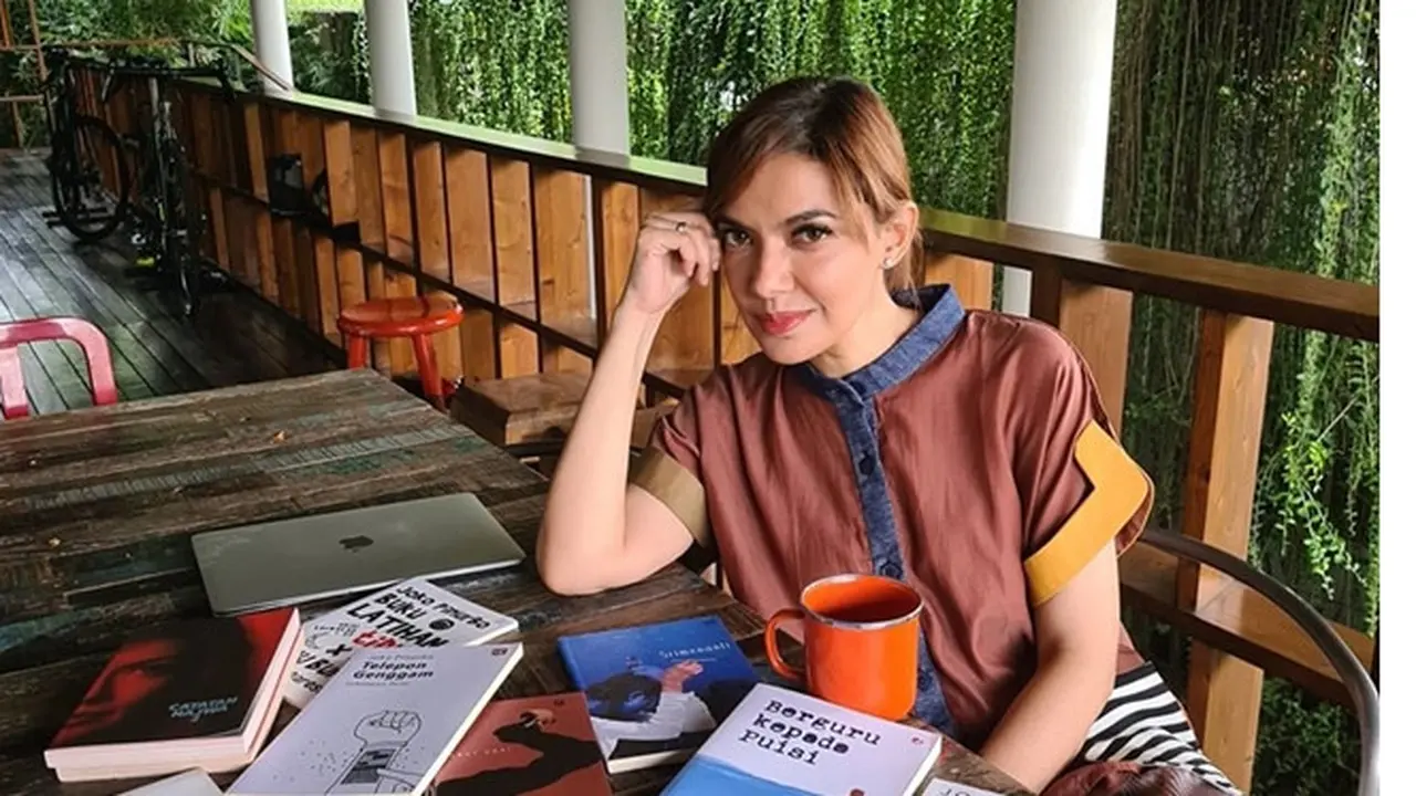 Rak Buku Bak Perpustakaan, Ini 6 Potret Isi Rumah Najwa Shihab
