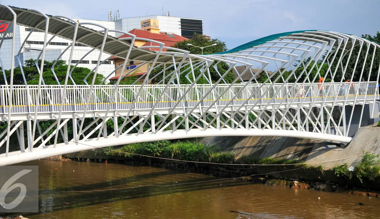 Pembangunan JPO Jayakarta di atas sungai Ciliwung mempermudah akses warga Menteng Tenggulun dan Manggarai, Jakarta, Rabu (27/4/2016). JPO dibangun untuk menggantikan transportasi perahu eretan. (Liputan6.com/Yoppy Renato)