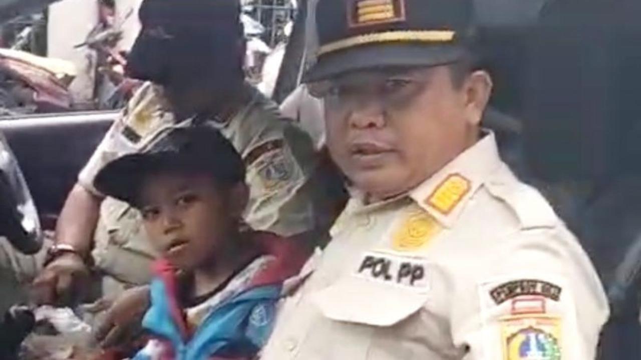 Satpol PP Amankan Bocah Ditinggal Ayah di Pasar Kebayoran Lama, Kondisi Sehat