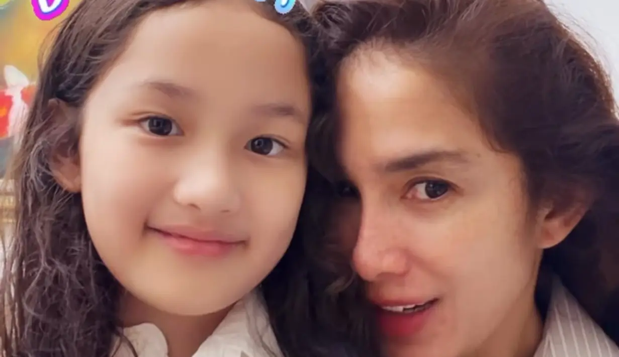 Rambutnya tampak terurai yang kompak dengan anak keempatnya yang sedang berulang tahun. Kecantikan Sheva pun menurun dari sang ibunda. [@ussypratama]