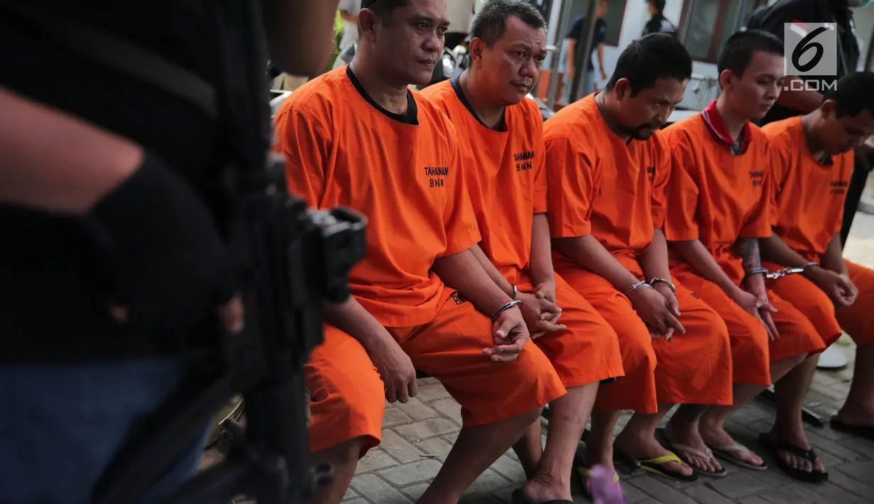 Sejumlah tersangka dihadirkan dalam pemusnahan barang bukti narkoba jenis sabu di Gedung BNN, Jakarta, Rabu (20/9). Barang bukti tersebut disita dari dua kasus yang berhasil diungkap BNN pada tanggal 6 dan 24 Agustus 2017. (Liputan6.com/Faizal Fanani)