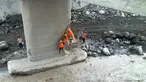 Citizen6, Magelang: Tim konstruksi jembatan menanggulangi dinding jembatan yang tergerus lahar dingin. (Pengirim: Surya)