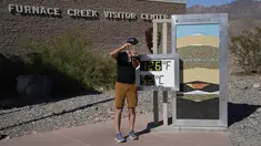 Seorang pria mengambil selfie di termometer di Pusat Pengunjung Furnace Creek, di Taman Nasional Death Valley, California, Kamis (1/9/2022). Termometer ini tidak resmi tetapi merupakan tempat foto yang populer. (AP Photo/John Locher)