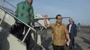 Komisaris Utama Garuda Indonesia Bambang Susantono (kiri) bersama Dirut Garuda Indonesia Emirsyah Satar (tengah) dan Dubes Portugal untuk Indonesia Joaquim Moreira de Lemos (kanan) dalam penerbangan perdana Garuda rute Denpasar-Dili. (Antara Foto/Rosa P)