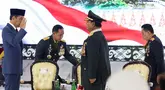 Presiden Joko Widodo (kiri) sesaat sebelum menganugerahkan kenaikan pangkat secara Istimewa berupa Jenderal TNI Kehormatan kepada Menteri Pertahanan Prabowo Subianto pada acara Rapim TNI-Polri 2024 di Mabes TNI, Jakarta, Rabu (28/2/2024). (Liputan6.com/Herman Zakharia)