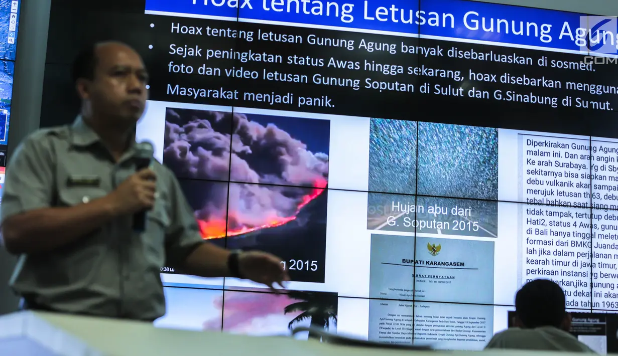 Penjelasan kondisi Gunung Agung Bali yang terpampang di layar monitor di Gedung BNPB, Jakarta, Senin (25/9). Aktivitas Gunung Agung naik turun sehingga sulit untuk memprediksi kapan gunung tersebut akan meletus. (Liputan6.com/Faizal Fanani)