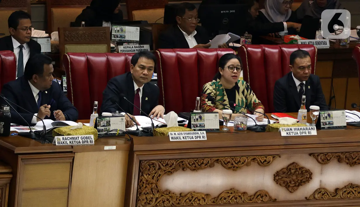 Ketua DPR Puan Maharani (ketiga kiri) memimpin Sidang Paripurna ke-3 Masa Persidangan I Tahun Sidang 2019-2020, di Kompleks Parlemen, Senayan, Jakarta, Selasa (22/10/2019). Sidang membahas surat Presiden terkait pemberhentian Kapolri Jenderal Pol Tito Karnavian. (Liputan6.com/Johan Tallo)