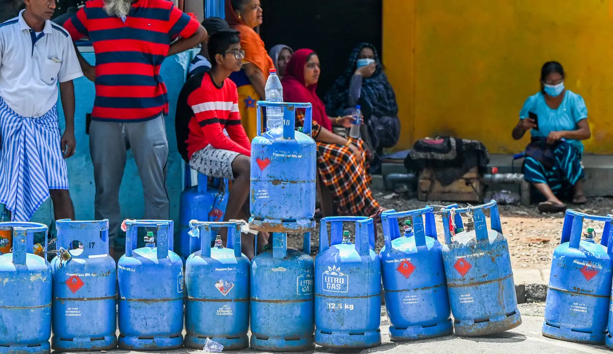 <p>Tabung gas LPG milik warga berjajar saat antrean pembelian di sebuah depo penjualan di tengah krisis ekonomi yang melanda di Kota Kolombo, Sri Lanka, Senin (23/5/2022). Kolombo, Sri Lanka tengah menghadapi kekurangan gas yang meluas. (AFP/ISHARA S. KODIKA)</p>