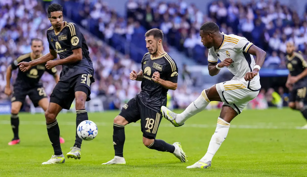Pemain Real Madrid, David Alaba, melepaskan tendangan saat melawan Union Berlin dalam matchday 1 Grup C Liga Champions 2023/2024, di Stadion Santiago Bernabeu, Madrid, Rabu (20/9/2023). Los Blancos menggempur Union berlin selama 90 menit dengan total 32 tembakan, tapi hanya satu yang jadi gol. (AP Photo/Manu Fernandez)