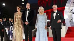 Kate Middleton, Pangeran William, Pangeran Charles dan Camilla, dalam pemutaran film James Bond No Time to Die. (Chris Jackson/Pool Photo via AP)