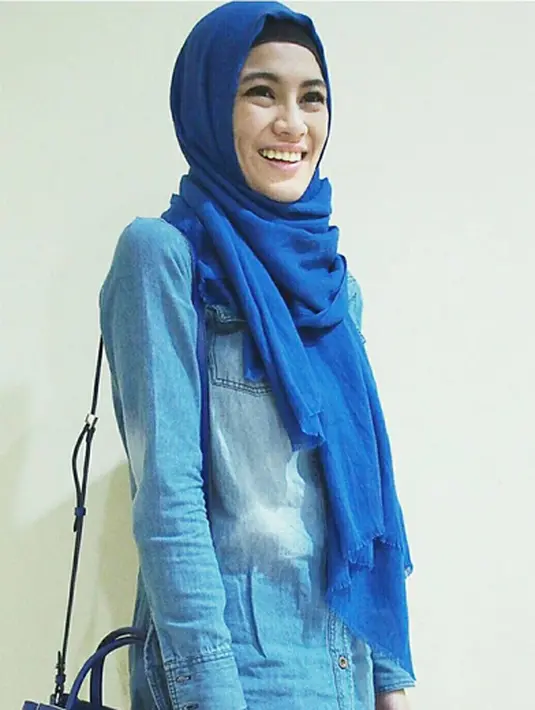 Saat ditemui di kawasan Tanah Abang, Jakarta Pusat, Minggu (27/9/2015), istri Dude Herlino ini mengaku tetap mengikuti perkembangan zaman meski memakai hijab. (via instagram/@ichasoebandono)