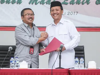  Sekda Jawa Barat, Iwa Karniwa (kanan) memberikan formulir pendaftaran calon gubernur Jawa Barat ke Ketua DPP Bidang Pemenangan Pemilu PDIP Bambang DH  di kantor DPP PDIP di Jalan Diponegoro, Menteng, Jakarta, Jumat (7/7). (Liputan6.com/Faizal Fanani)