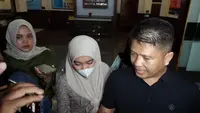Keluarga Chandrika Chika di Polres Metro Jakarta Selatan, Selasa (24/4/2024). (Dok. via M. Altaf Jauhar)